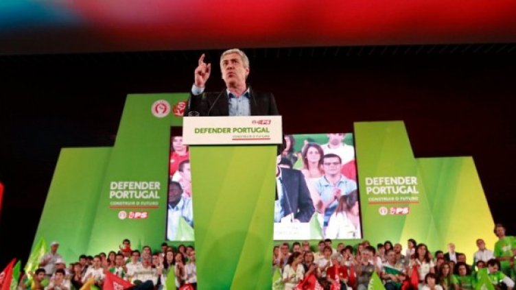 Социалистическият кандидат и служебен премиер Жозе Сократиш говори пред привърженици в Лисабон. Снимка: Reures