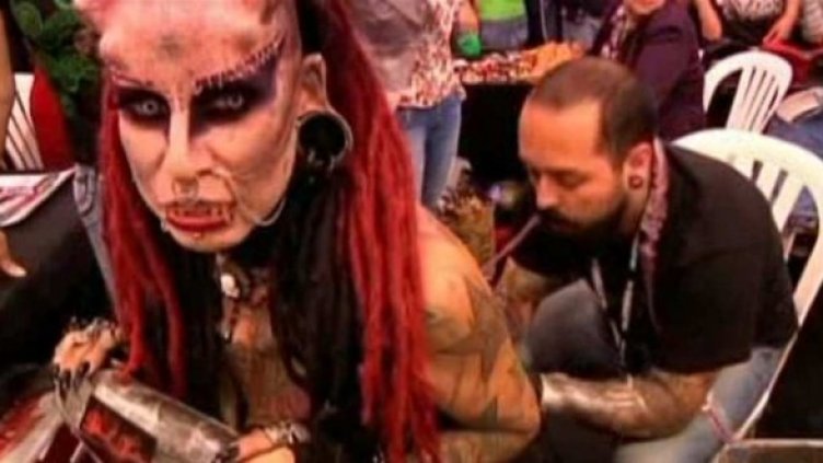 Приятно ми е, аз съм Жената Вампир