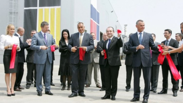 Бойко Борисов и Емил Бок откриха завода на "Монбат". Снимка: БТА