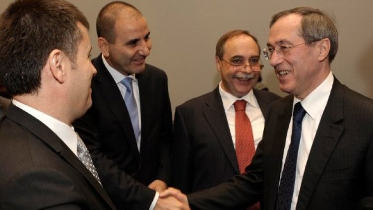 Френският вътрешен министър Клод Геан (дясно), румънският му колега Траян Игас (ляво) и българският МВР шеф Цветан Цветанов. Снимка: БТА