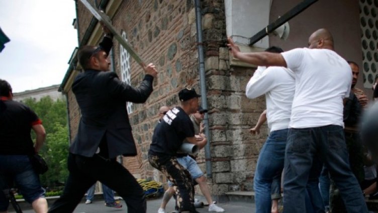 Сблъсъкът пред джамията в София. Снимка: Reuters