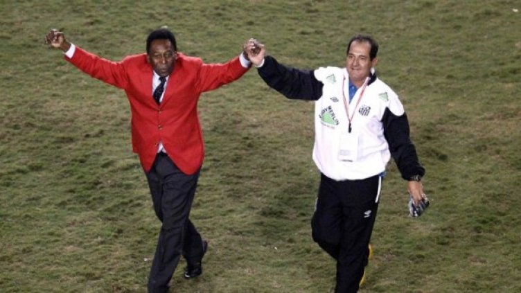 И легендата Пеле отпразнува спечелването на Копа Либертадорес. Снимка: Reuters