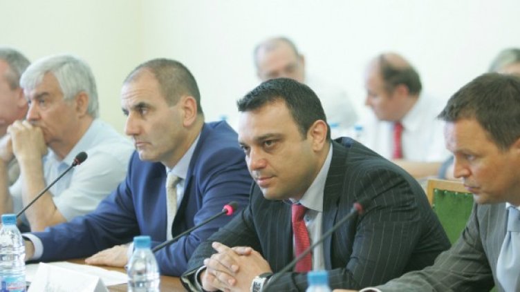 Министрите Московски и Цветанов се заемат с превозвачите Снимка: БТА