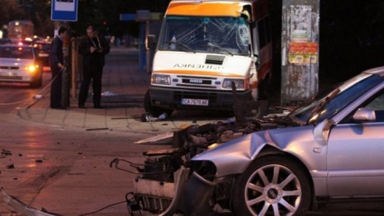 Тежко е състоянието на ранените при катастрофата с линейката