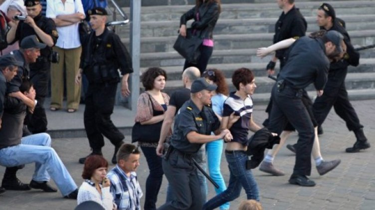 Беларуски полицаи задържат младежи в центъра на Минск, 22 юни 2011 г., след като беларуси се бяха събрали, за да участват в акцията „Революция чрез социалната мрежа“ и да протестират срещу режима на Лукашенко.  Снимка: БТА