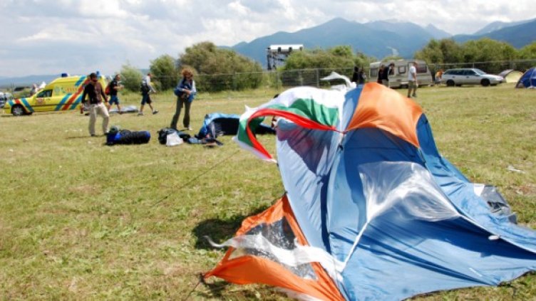Хората масово се изнесоха от къмпинг зоната на фестивала в проваления втори ден. Снимка: БТА
