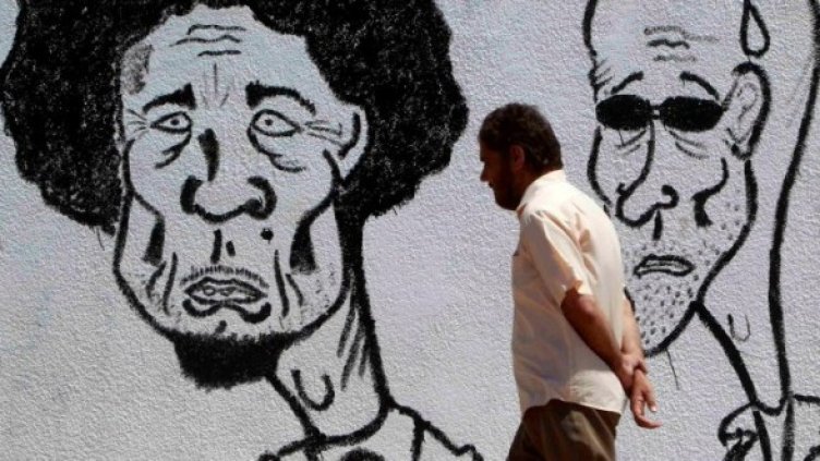 Карикатури на Кадафи и Сейф ал Ислам, Бенгази. Снимка: Reuters