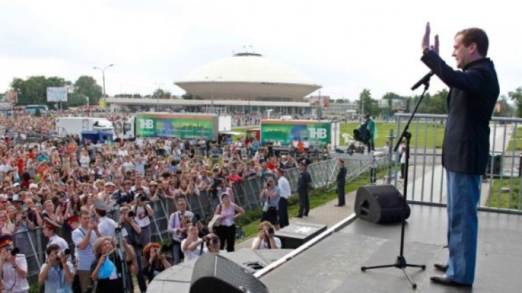 Медведев поздравява гражданите на Казан. Снимка: Reuters