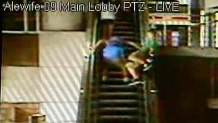 Пиян тийнейджър не успя да вземе ескалатора