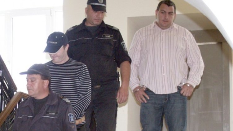 Съдебната охрана води Петър Стоянов &ndash; Сумиста, към залата. Снимка: БТА