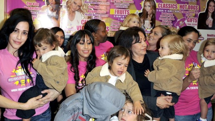 Надя Сулеман (крайната вляво) с всичките си 14 деца. Снимка: Getty Images/Guliver Photos