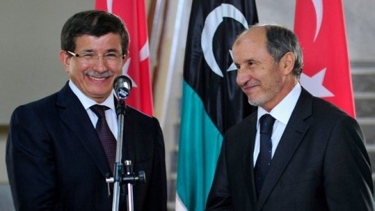 Ахмет Давутоглу и Мустафа Абдел Джалил. Снимка: Reuters