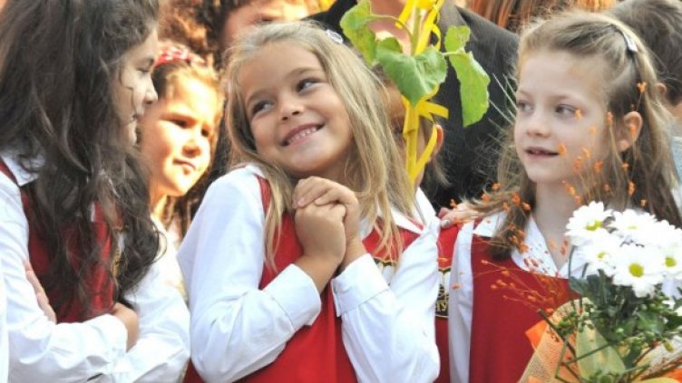 Първокласници се забавляват на 15 септември 2010 г. Снимка: Булфото