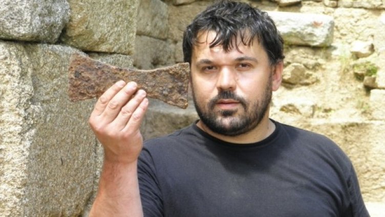 Д-р Иван Христов с находката. Снимка: НИМ