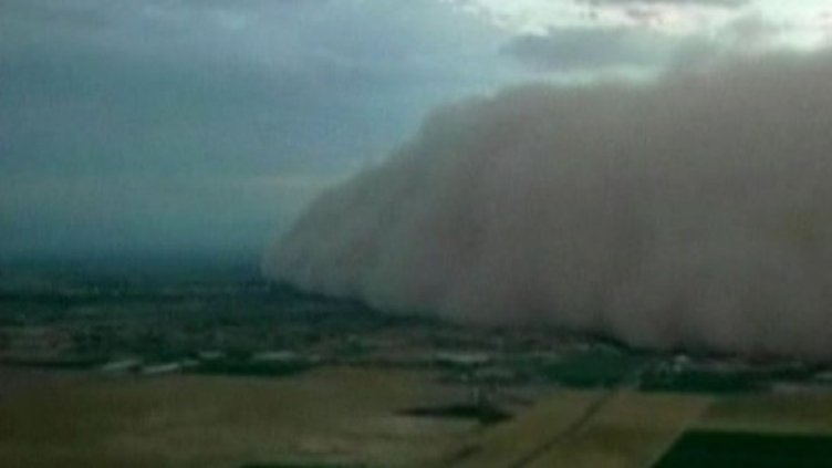 Облак прах и пясък погълна Финикс