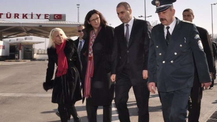 Еврокомисар Сесилия Малмстрьом и министър Цветан Цветанов инспектират граничния пункт Капитан Андреево, 11.02.2011 г. Снимка: Булфото