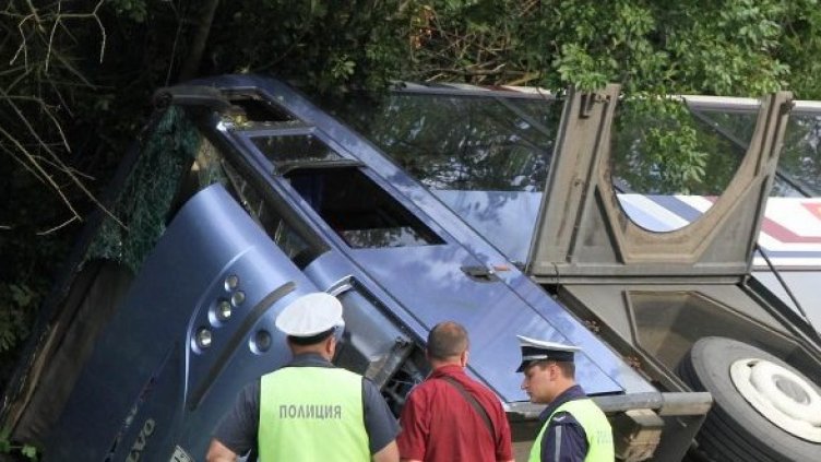 Обърналият се автобус. Снимка: Булфото