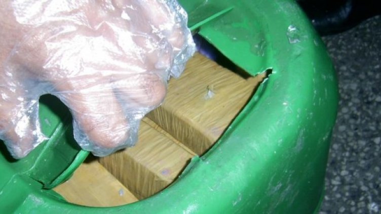 Тубите с дрогата. Снимка: Агенция "Митница"