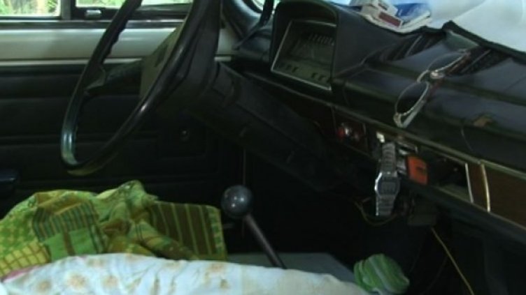 Цяло лято живеят в кола. От нужда, не за купона