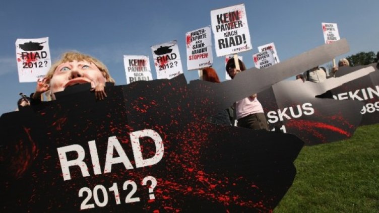 Правозащитници протестират срещу сделката. Снимка: Getty Images/Guliver Photos