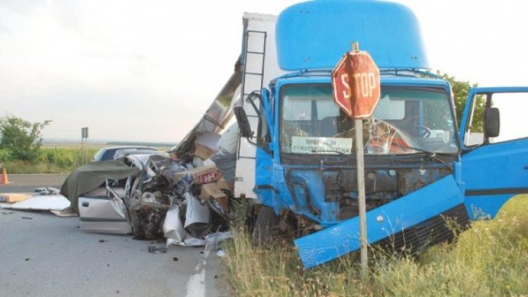 При зверската катастрофа загинаха трима. Снимка: Булфото