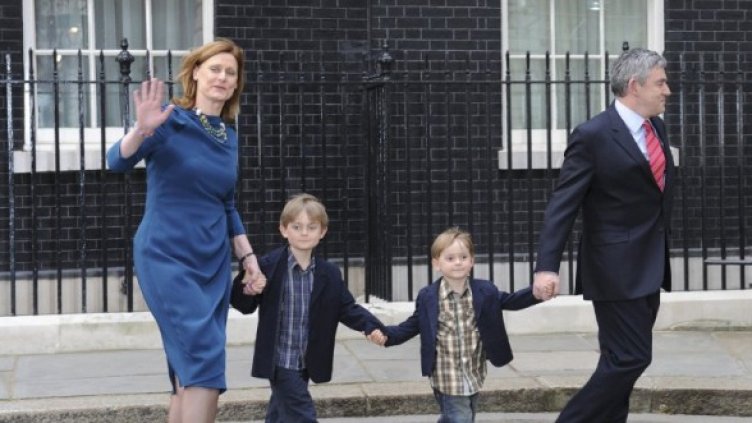 Семейство Браун напуска Даунинг стрийт 10. Снимка: архив Reuters