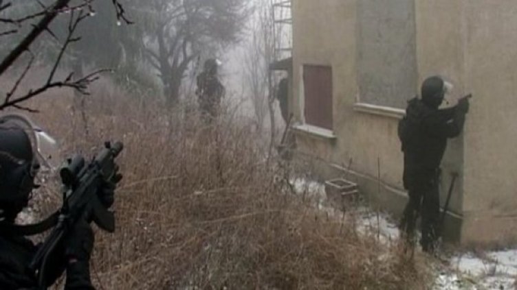 Спецчасти атакуваха свърталищата на "Наглите" през декември 2009 г. Снимка: МВР