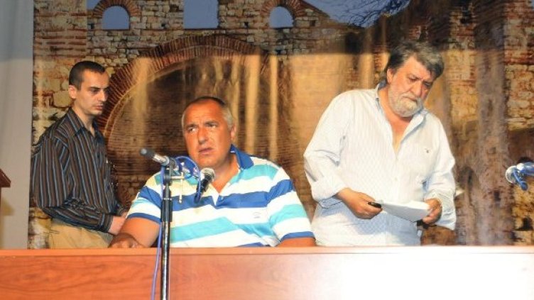 Премиерът Бойко Борисов, министър Вежди Рашидов и зам.-министър Тодор Чобанов на среща с граждани на Стария Несебър. 10.07.2011 г. Снимка: Булфото