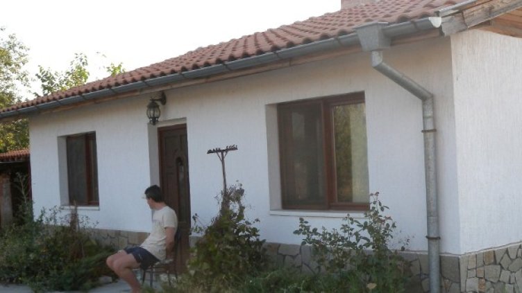 Арестуваният Тихомир Тилев пред къщата. Снимка: МВР