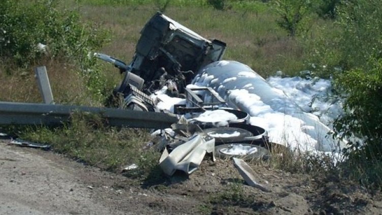 Обърналата се край Дебелец цистерна. Снимка: Булфото
