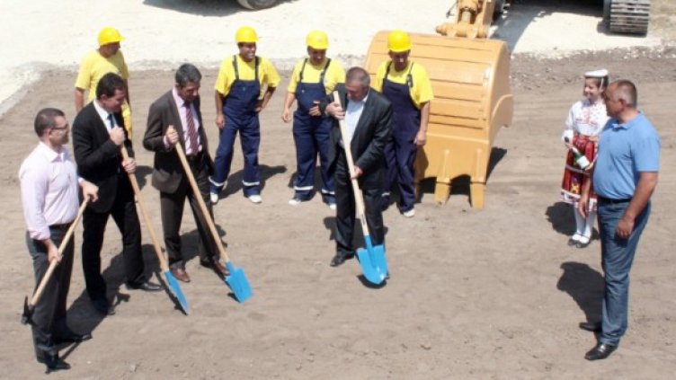 Премиер и министри на първа копка на участъка от "Хемус" край Шумен. Снимка: БТА