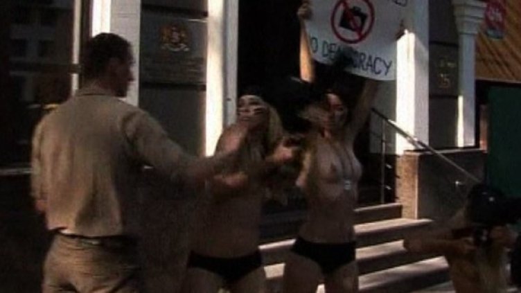 Украинки защитават репортери с голи гърди (буквално)