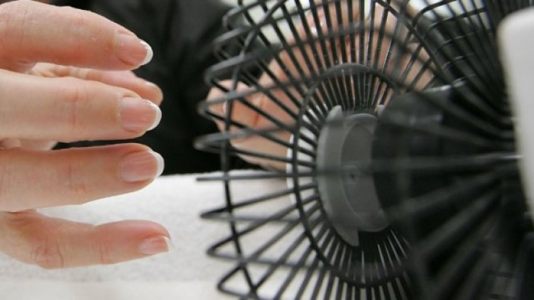 Вместо да стои на бюрото, вентилаторът в Япония вече е вграден в дрехите. Снимка: Getty Images/Guliver Photos