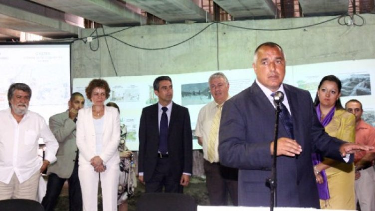 Премиерът Бойко Борисов, министърът на регионалното развитие Росен Плевнелиев, министърът на културата Вежди Рашидов, кметът на София Йорданка Фандъкова и зам.-министърът на регионалното развитие Лиляна Павлова. Снимка: БТА