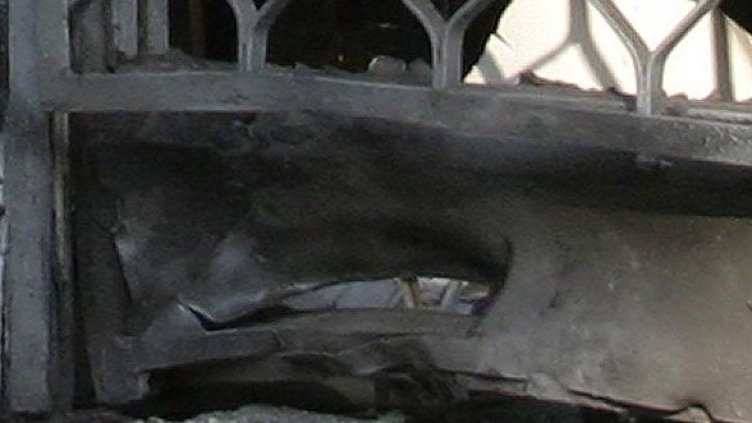 Взривената врата на офиса на ДСБ. Снимка: Булфото