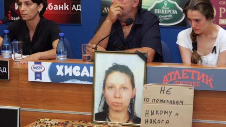 Опечалените роднини на убитото момиче. Снимка: архив, БТА