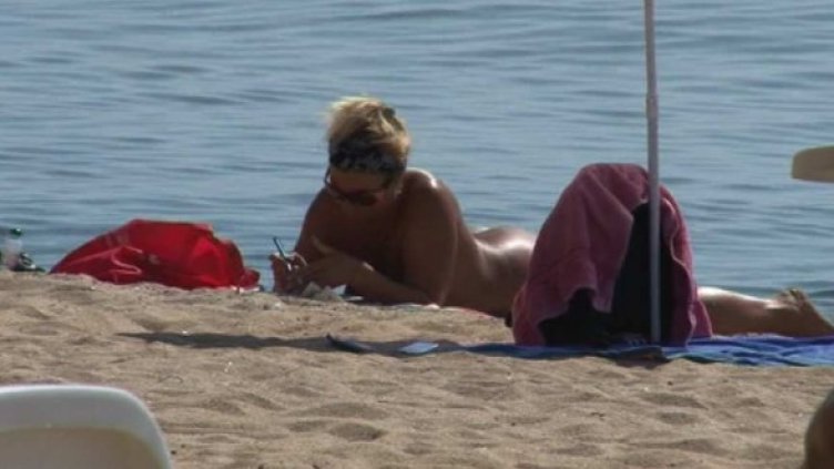 Нудистите се борят за място под слънцето