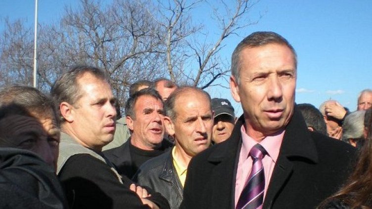 Кметът на община Гърмен Ахмед Башев сред протестиращи тютюнопроизводители, 19.01.2011 г. Снимка: Булфото