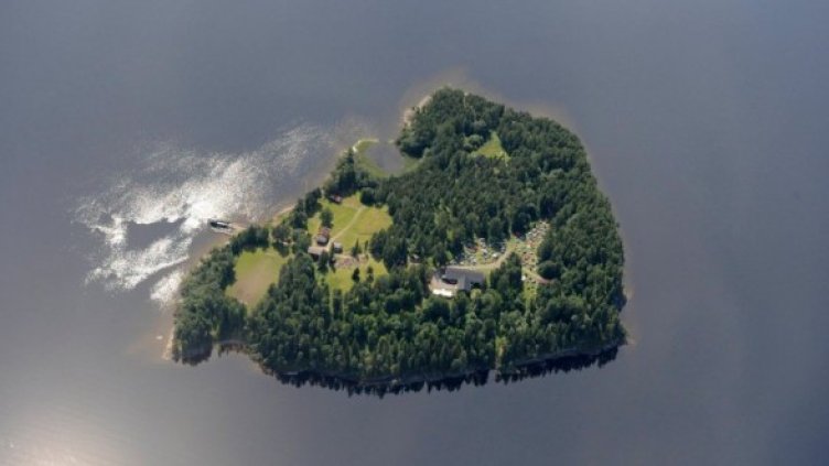 Остров Ютьоя е раят на моето детство, който сега се превърна в ад, заяви премиерът на Норвегия. Снимка: Reuters