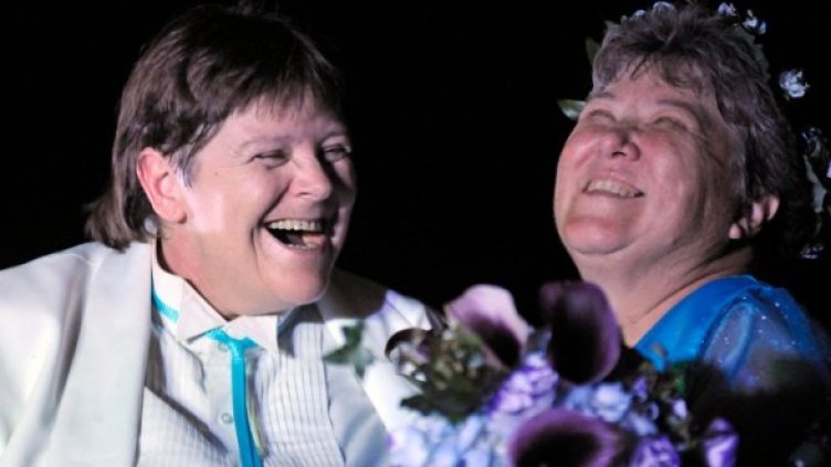 Щастливите младоженци Кити Ламберт (вдясно) и Черил Ръд. Снимка: Reuters