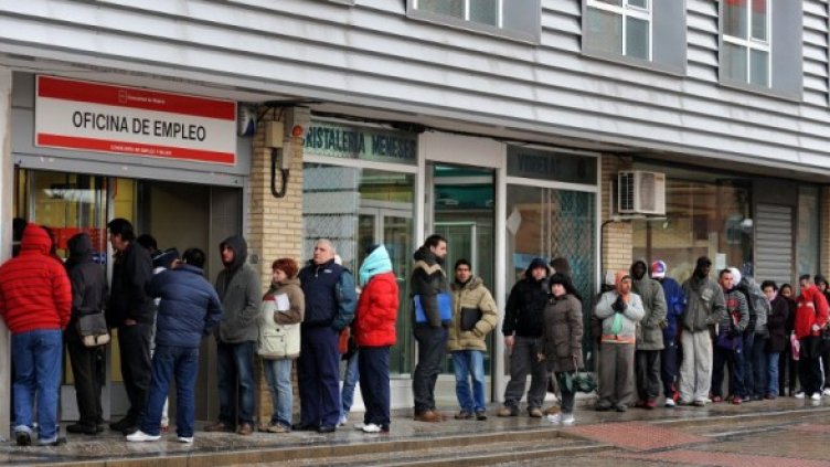 Безработни чакат пред офис на службата по заетостта в Мадрид. Снимка: Getty Images/Guliver Photos