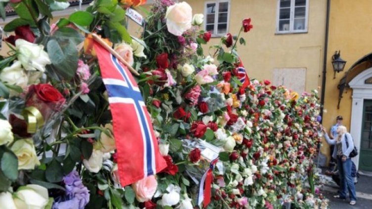 Норвежците отдават почит на 76-те жертви в Осло и на остров Ютьоя с цветя по правителствените сгради. Снимка: БТА