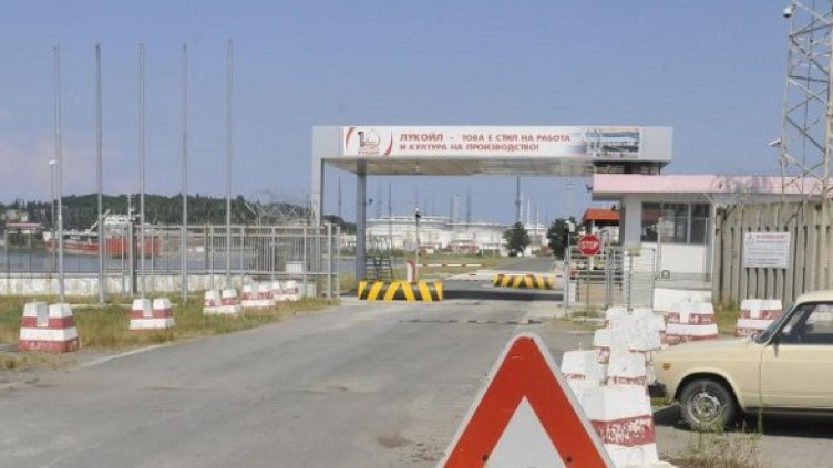Опустелият портал на пристанището на "Лукойл Нефтохим". Снимка: Булфото