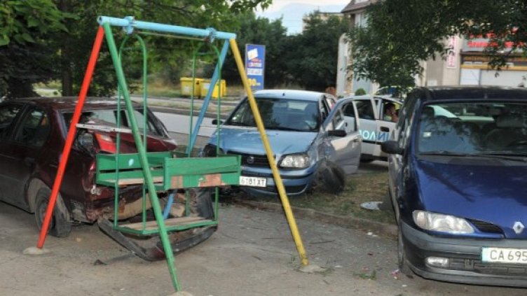 Фиат влетя на детска площадка в "Надежда"