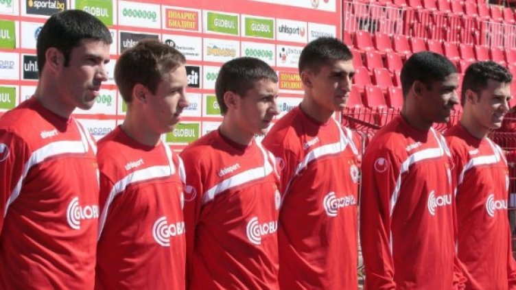 Новите попълнения на ЦСКА засега нямат право да играят в тима. Снимка: Булфото