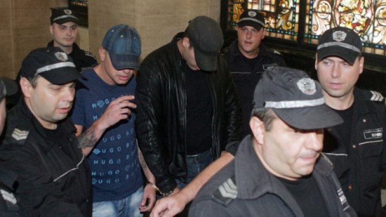 Павел и Веселин Ермалаеви криеха лицата си на влизане в съдебната зала. Снимка: БТА