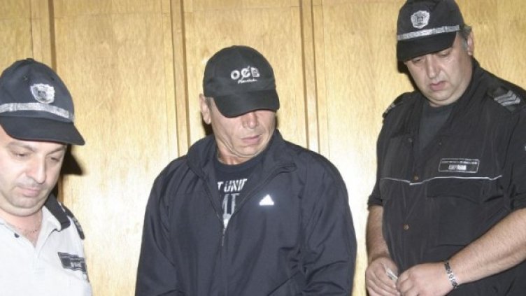 Димитър Вучев - Демби (в средата), в съдебната зала. Снимка: Булфото