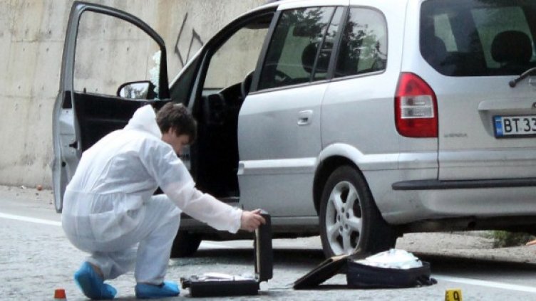 Полицията прави оглед на опела, в който е прострелян бизнесменът. Снимка: БТА