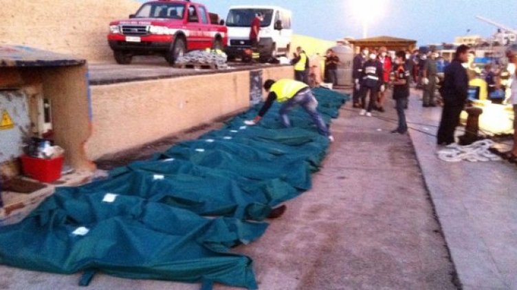 Остров Лампедуза, телата на 25-имата африкански имигранти. Снимка: Reuters