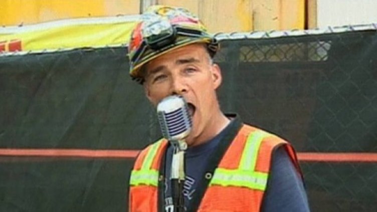 По принцип е строител, но в обедната почивка е звезда